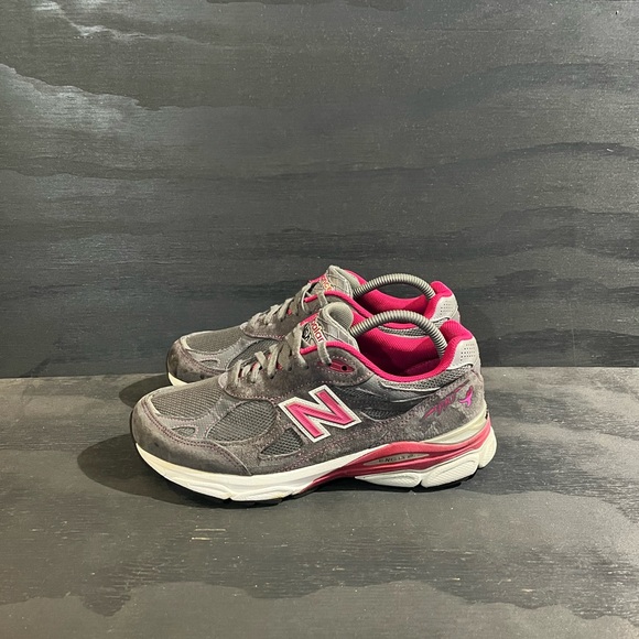 New Balance 990 V3 Womens Size 8.5 Running Shoes Grey Pink Breast Cancer Sneaker - Picture 2 of 8